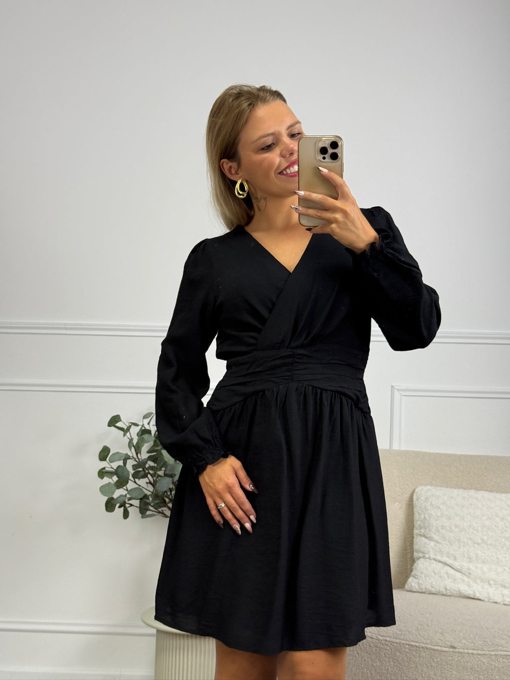 ROBE LEIGHTON